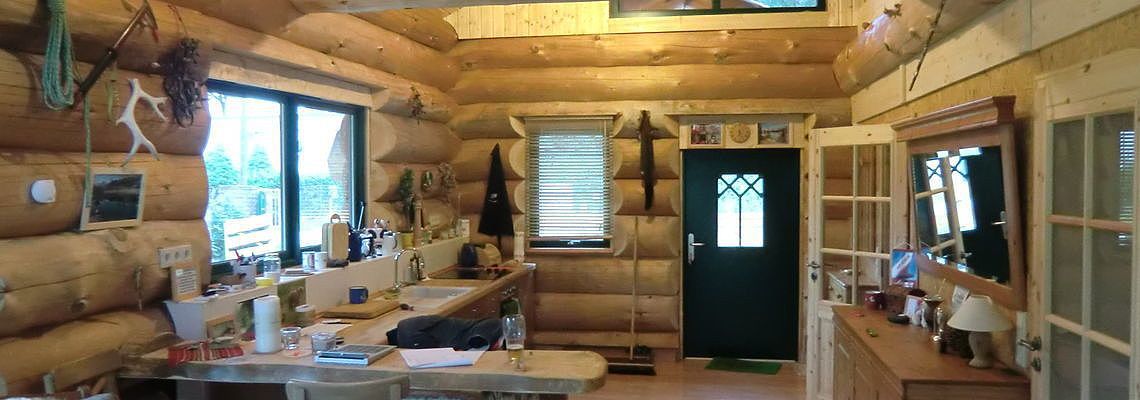 Innenansicht eines Naturstammblockhaus von Die Blockhausbauer in Sachsen