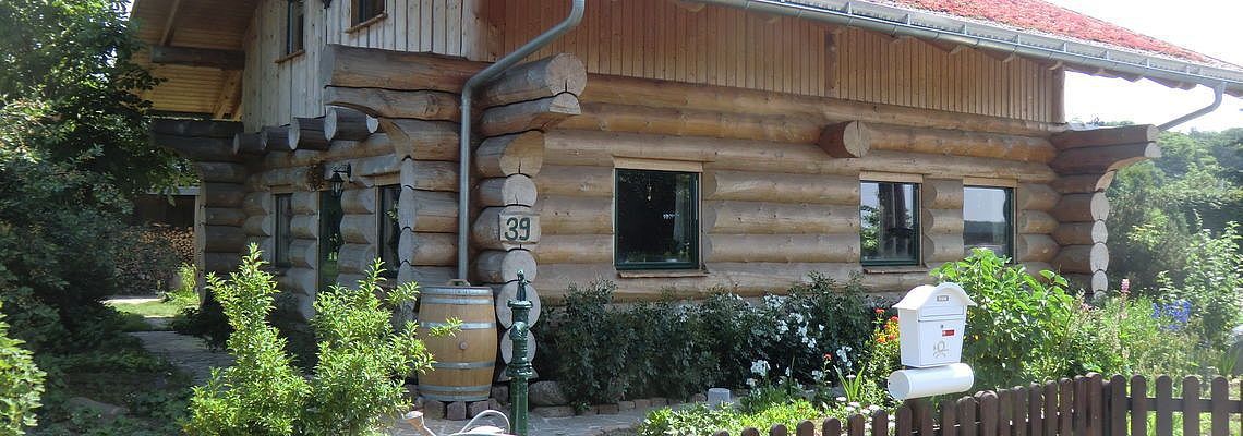 Naturstammblockhaus mit Drempel von Die Blockhausbauer in Sachsen