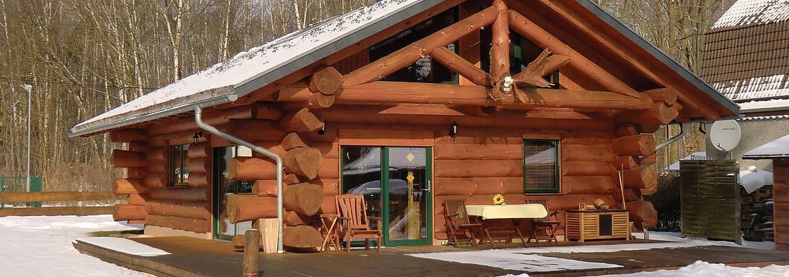 Naturstamm Blockhaus mit Vorköpfen in Vor- und Zurück-Optik von Die Blockhausbauer in Sachsen