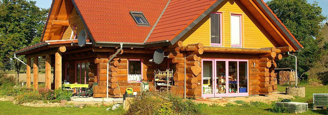 Naturstamm Blockhaus mit überdachter Terrasse von Die Blockhausbauer in Sachsen