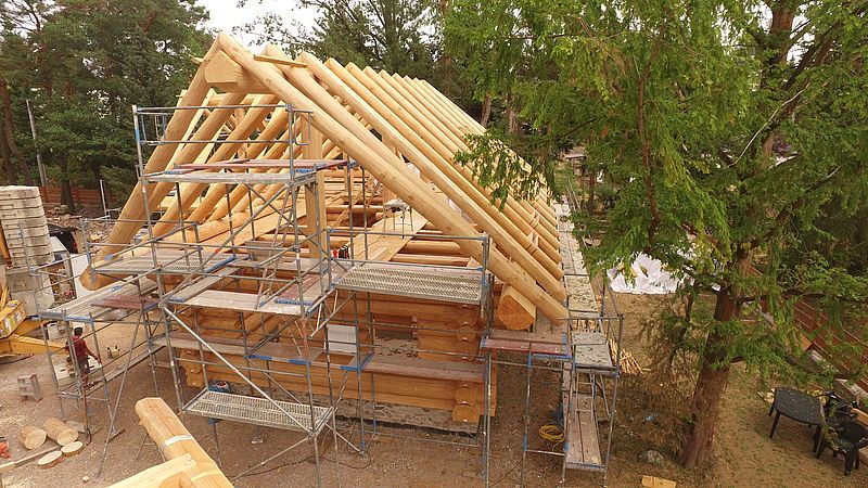 Sparren in Rundstamm an einem Naturstammhaus