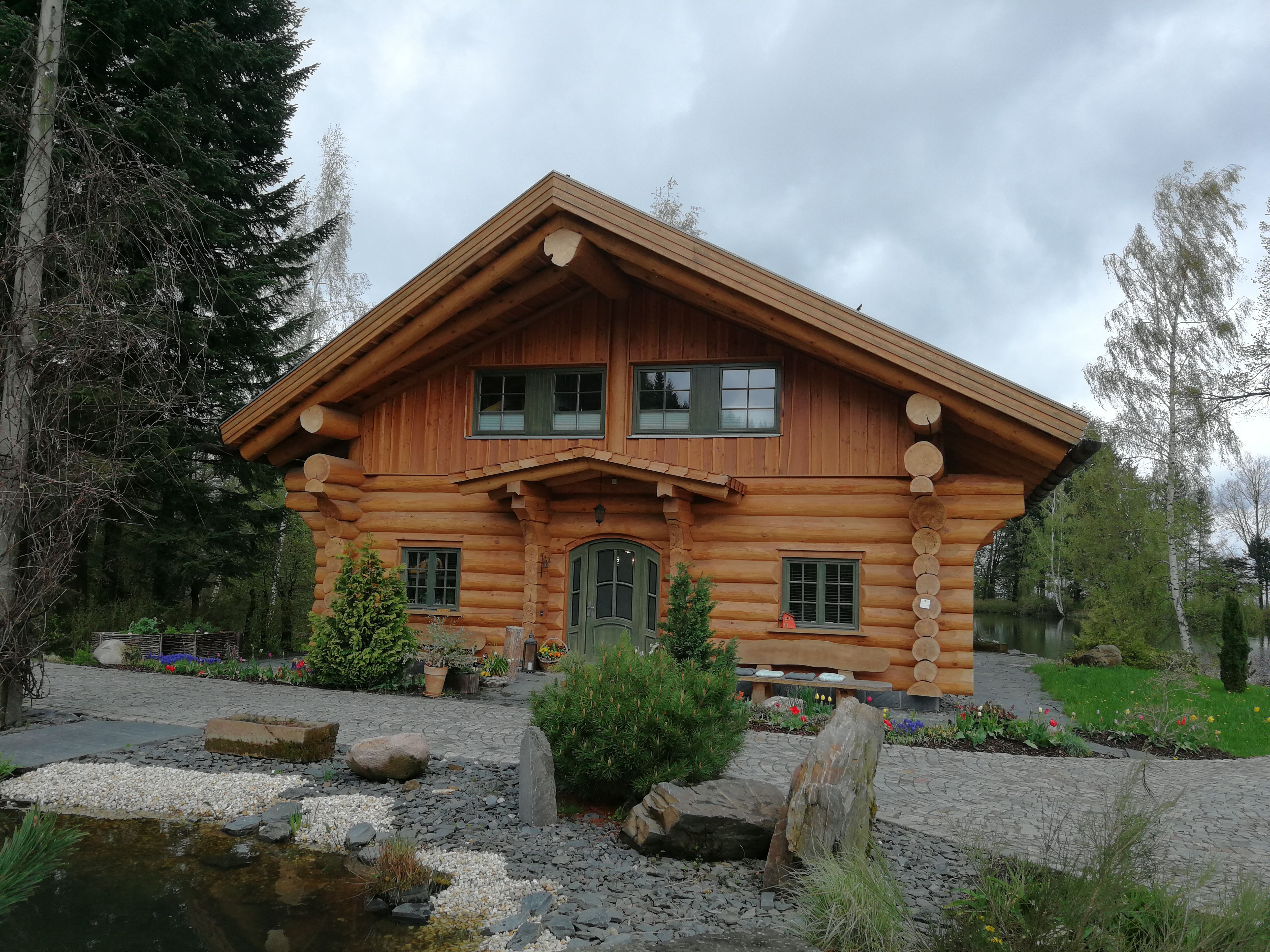 Naturstamm Blockhaus mit Gründach von Die Blockhausbauer in Sachsen