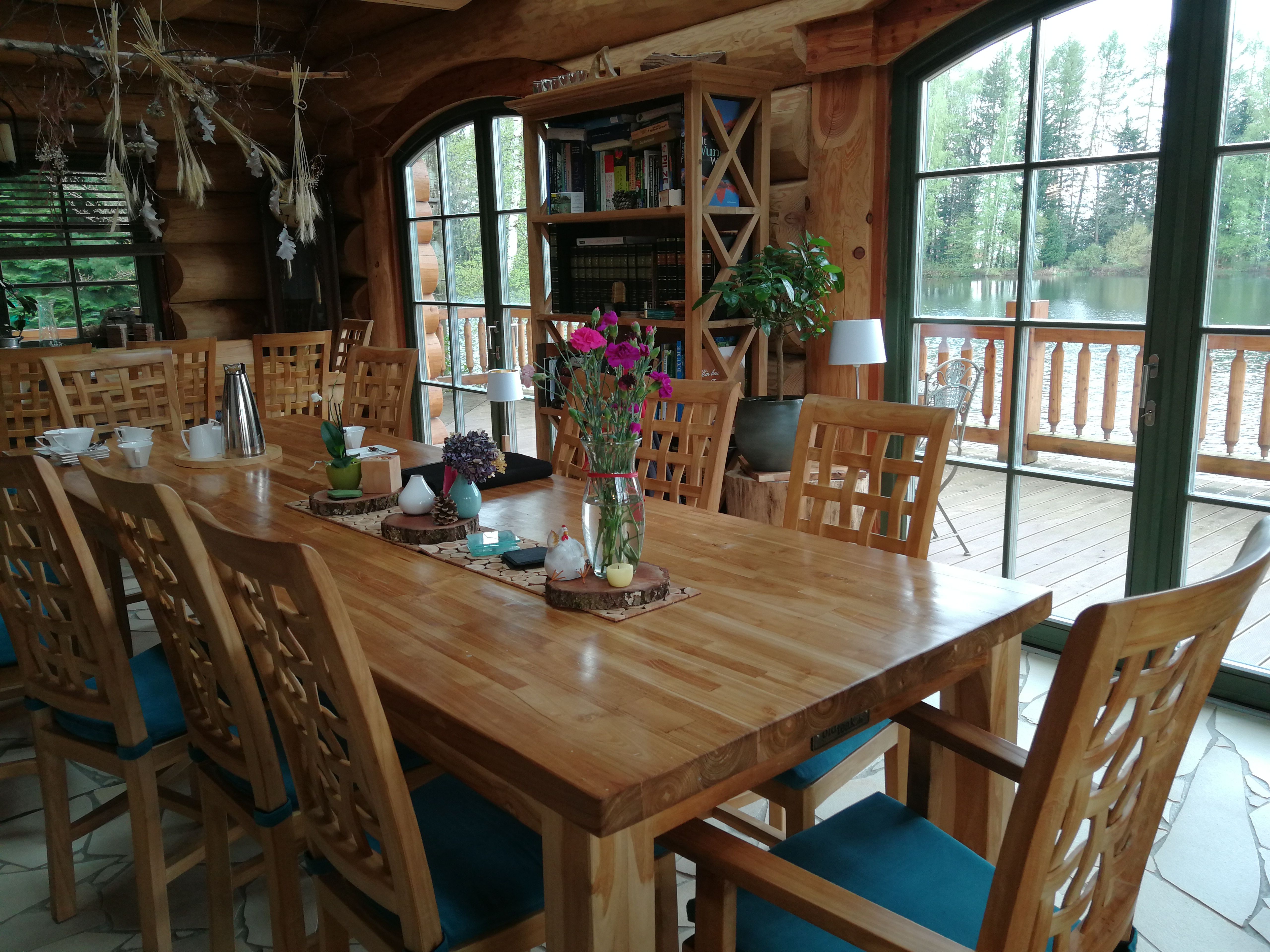 Große Terrassenfenster bringen viel Licht in ein Blockhaus