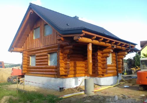 Blockhaus "Bear Creek Lodge" - Rückseite. Anstrich mit Naturöl + Edelwachs im Farbton Pinie