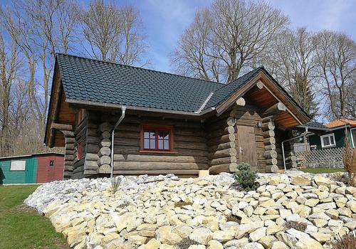 Naturstammhaus "Weekender I" in Ebenholz AntikWood dunkel gestrichen.