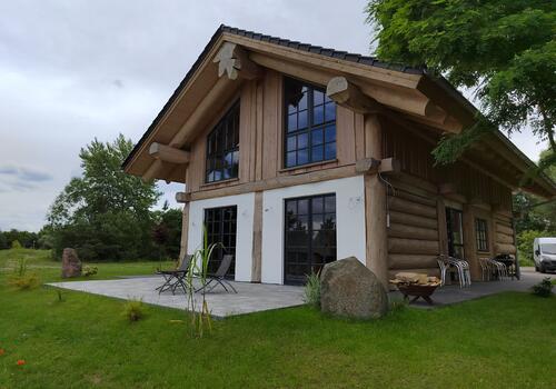 Post & Beam Blockhaus Blackfoot_Giebel mit Terrasse