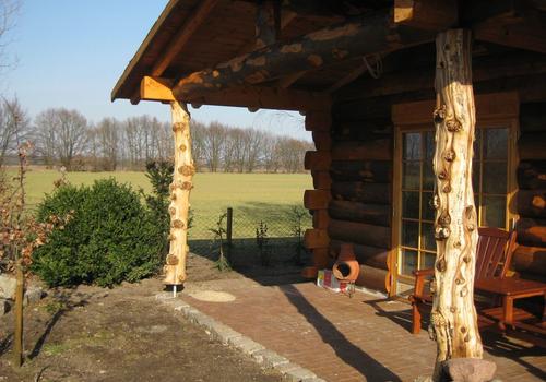 Die Blockhausbauer - Außergewöhnliche Details verleihen dem Halbstammblockhaus eine einzigartige Besonderheit