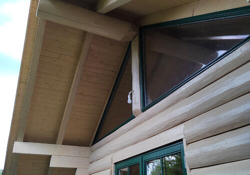 Halbstamm Blockhaus Whitefish Creek II_Blick in den Giebel