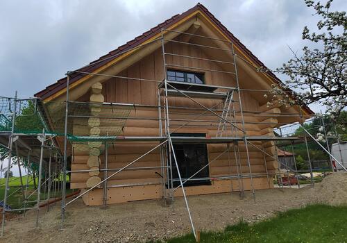 Blockhaus "Beaver Creek" - Blick auf Giebel mit Terrassentür
