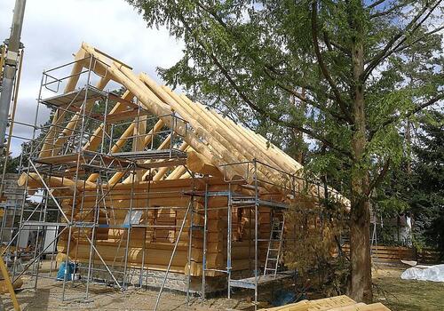 Naturstammhaus mit Sparren in Rundholz