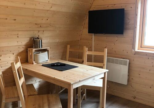 ...Innen gibt es einen Essplatz...