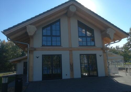 Post & Beam Blockhaus "Blackfoot" mit großen Fenstern im Giebel