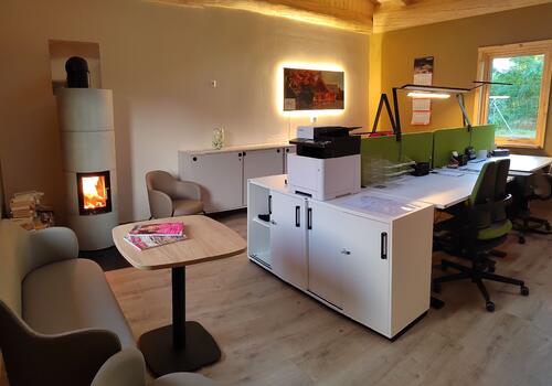 Blick in den Büroraum der Blockhausbauer