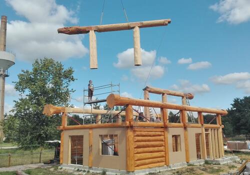 Montage eines Post & Beam Blockhaus mit Turmdrehkran