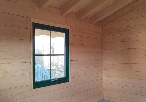 Innenansicht Halbstamm Blockhaus