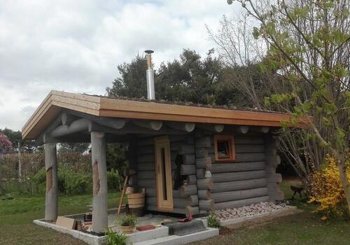 Blockhaussauna White Owl mit Fenster, Naturstammsparren und Gründach DIE BLOCKHAUSBAUER in Sachsen