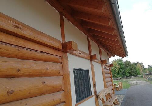 Anstrich der Blockwand eines Post & Beam-Blockhauses