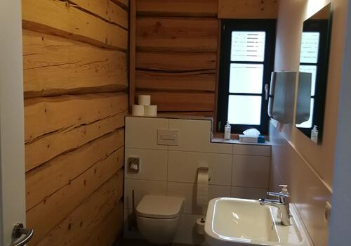 ... ein (Gäste-)Bad mit WC und Waschbecken in einem Post & Beam Blockhaus kann so aussehen wie auf diesem Foto ...