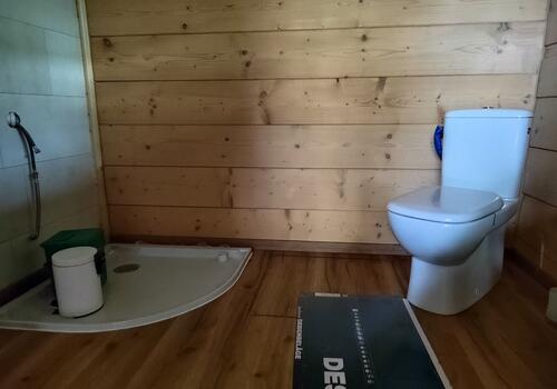 Halbstamm Blockhaus Whitefish Creek II_WC und Dusche im Bad