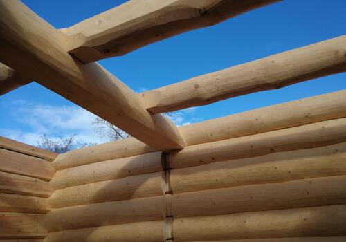 Trockenwandeinschnitt in einer Blockwand