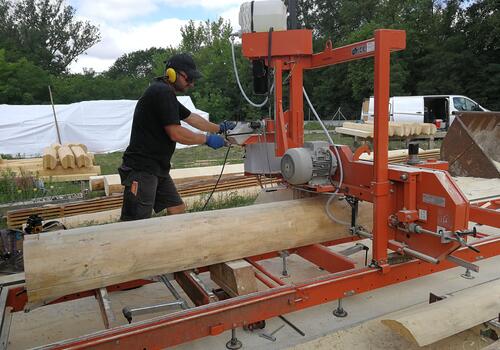 Auch das Sägegatter kommt beim Blockhausbau zum Einsatz
