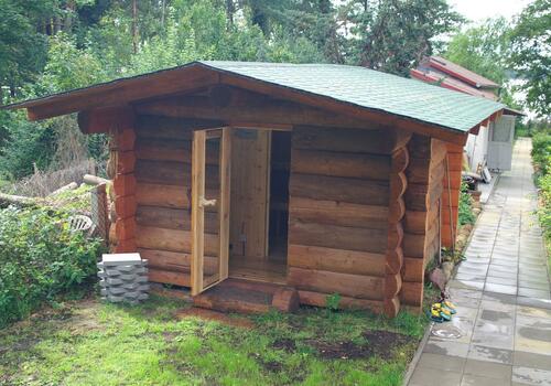 Die Blockhausbauer - Halbstammsauna mit Vorraum für den Garten
