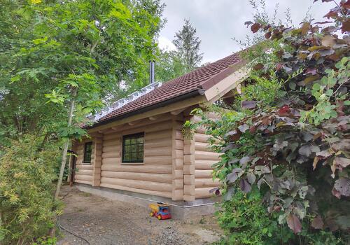 Halbstamm Blockhaus Whitefish Creek II_Blick auf Traufe