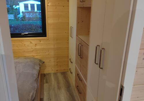 Großer Kleiderschrank in einem Tiny Haus