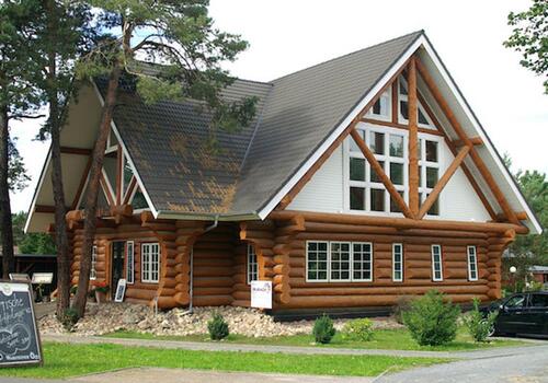 Restaurant "Dachstuhl" in Mellensee. Ein Naturstamm Blockhaus zum anfassen.