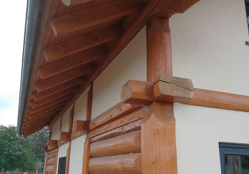 Unser Post & Beam Blockhaus "Blackfoot" hat teilweise Blockwände und teilweise Wände in Holzrahmenbau