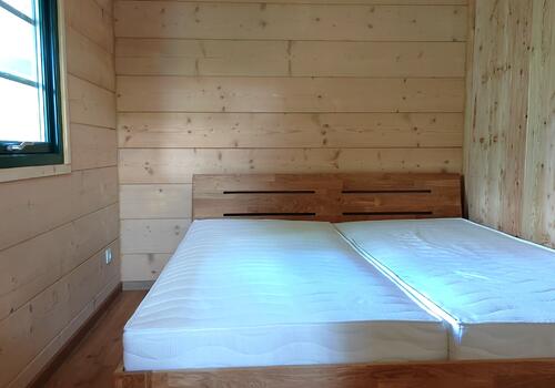 Halbstamm Blockhaus Whitefish Creek II_Schlafzimmer