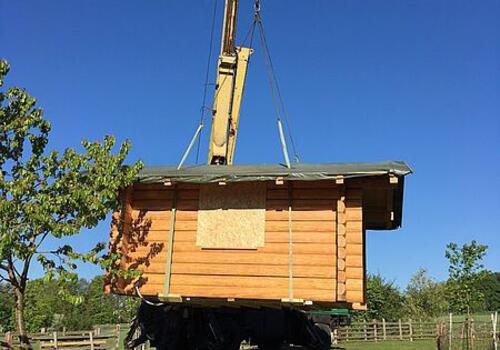 Das Gartenblockhaus Whitefish Creek kann im Notfall sogar mittels Kran im Ganzen umgesetzt werden. DIE BLOCKHAUSBAUER in Sachsen