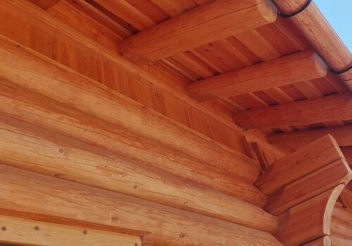 Naturstammsparren an einem Blockhaus bleiben sichtbar