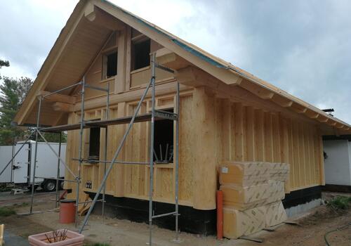 ...ein kleines Obergeschoss mit rund 20qm Wohnfläche ist im Post & Beam Blockhaus "Little Beaver" möglich