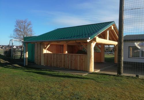 Carport in Naturstamm - Die Rückwand ist geschlossen