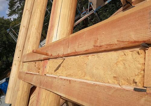 Stellbrettisolierung an Rundstamm - Sparren.