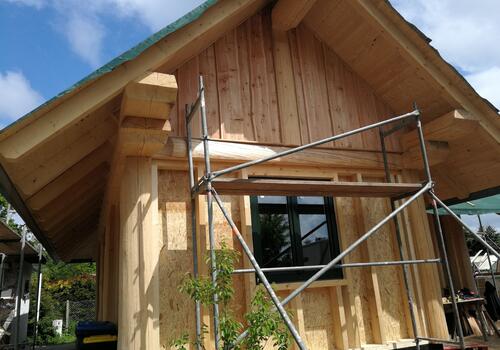 Post & Beam Blockhaus "Little Beaver" - Die Giebel werden mit einer Lärchenholzverkleidung geschlossen