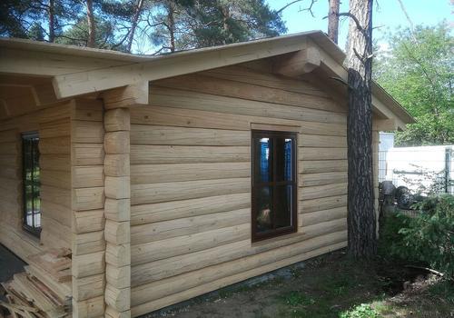 Rückansicht unseres Gartenblockhaus "Whitefish Creek". Hier in Halbstamm-Technik gebaut. | DIE BLOCKHAUSBAUER in Sachsen