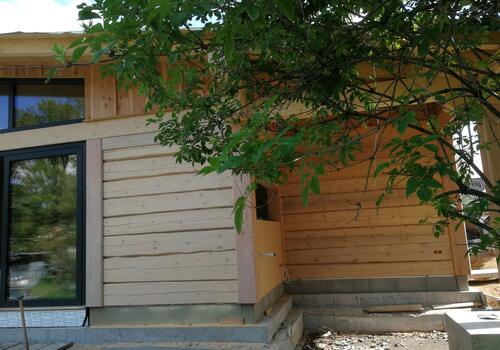 ...überdachte Terrassen im Post & Beam Blockhaus "Black Hawk Lodge"