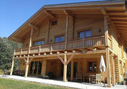 Unser Blockhaus "Pine Huntin Lodge" - Eckverbindung in Schwalbenschwanz, dazu besäumte Wände.