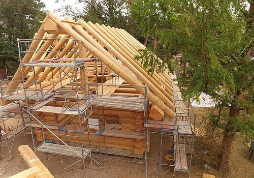 Sparren in Rundstamm an einem Naturstammhaus