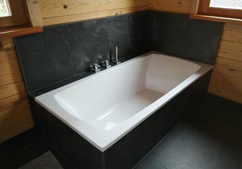 Badewanne im Naturstammhaus "Pine Hunting Lodge"