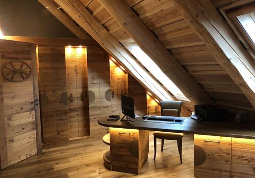 Arbeitszimmer im Naturstammhaus