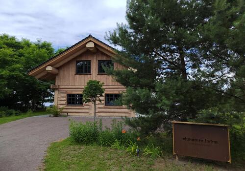Post & Beam Blockhaus Blackfoot_Blick auf den Giebel