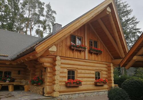 Naturstammhaus "Whitehorse Lodge" - Grundriss im "L-Format"