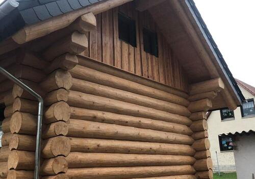 Blockhaus "Weekener II" - Ansicht Giebel - Das Blockhaus ist mit einem farblosen Naturöl gestrichen