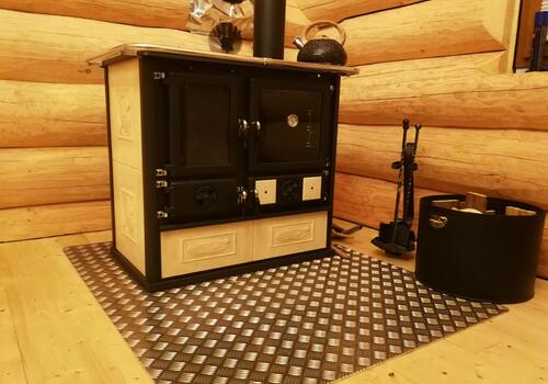 ..hier eine schöne Kombination aus Kamin und Küchenofen