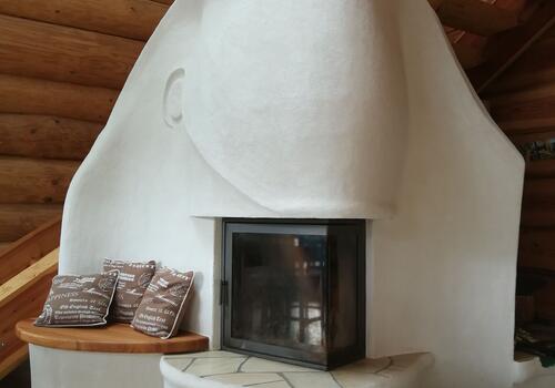 Extravaganter Kamin in einem Blockhaus