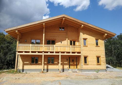 Naturstammhaus "Pine Hunting Lodge" - Ein Blockhaus in Kiefer | DIE BLOCKHAUSBAUER in Sachsen