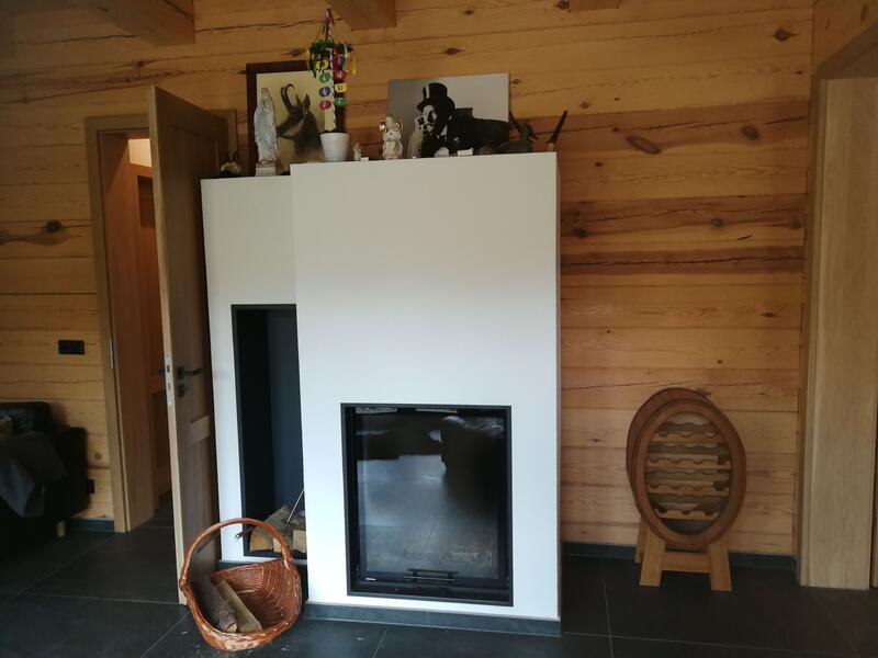 Kamin in einem Blockhaus